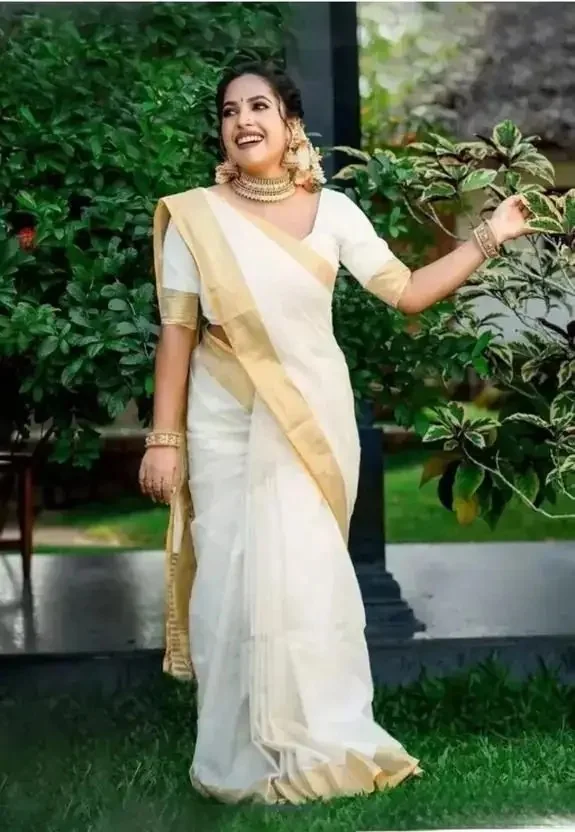 HouseOfCommon Solid/Plain Kasavu Cotton Linen Saree  (White) - Best Price ₹288 at Flipkart
