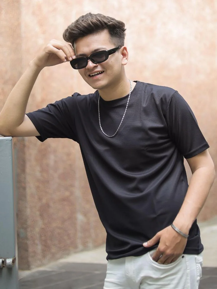 Men Solid Round Neck T-shirt - Best Price ₹159 at Myntra